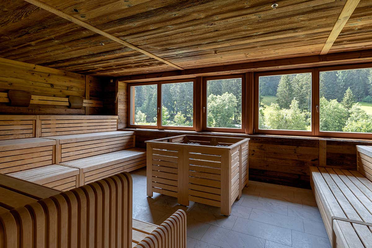 La Zirm-Spa dell'hotel ospita saune in legno autoctono con ampie finestre panoramiche per unire i benefici del calore alla vista sui boschi della valle