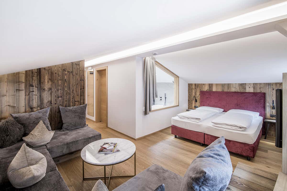 Atmosfera accogliente e design alpino contemporaneo nella Turmsuite dell'Hotel Wieser a Stilves