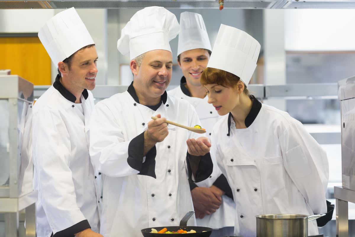 Da Escoffier al multitasking: sala e cucina cambiano sotto pressione della crisi Da Escoffier al multitasking: sala e cucina cambiano sotto pressione della crisi