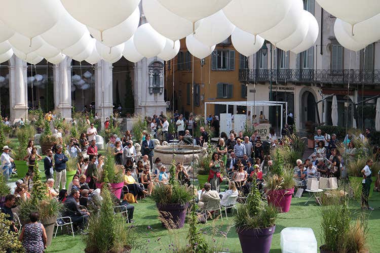 I Maestri del Paesaggio a Bergamo Un cubo di ghiaccio per parlare di clima