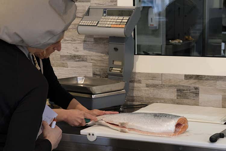 Daniela Tonello istruisce su come lavorare il pesce - I Maestri raccontano... Il gastronomo gourmet