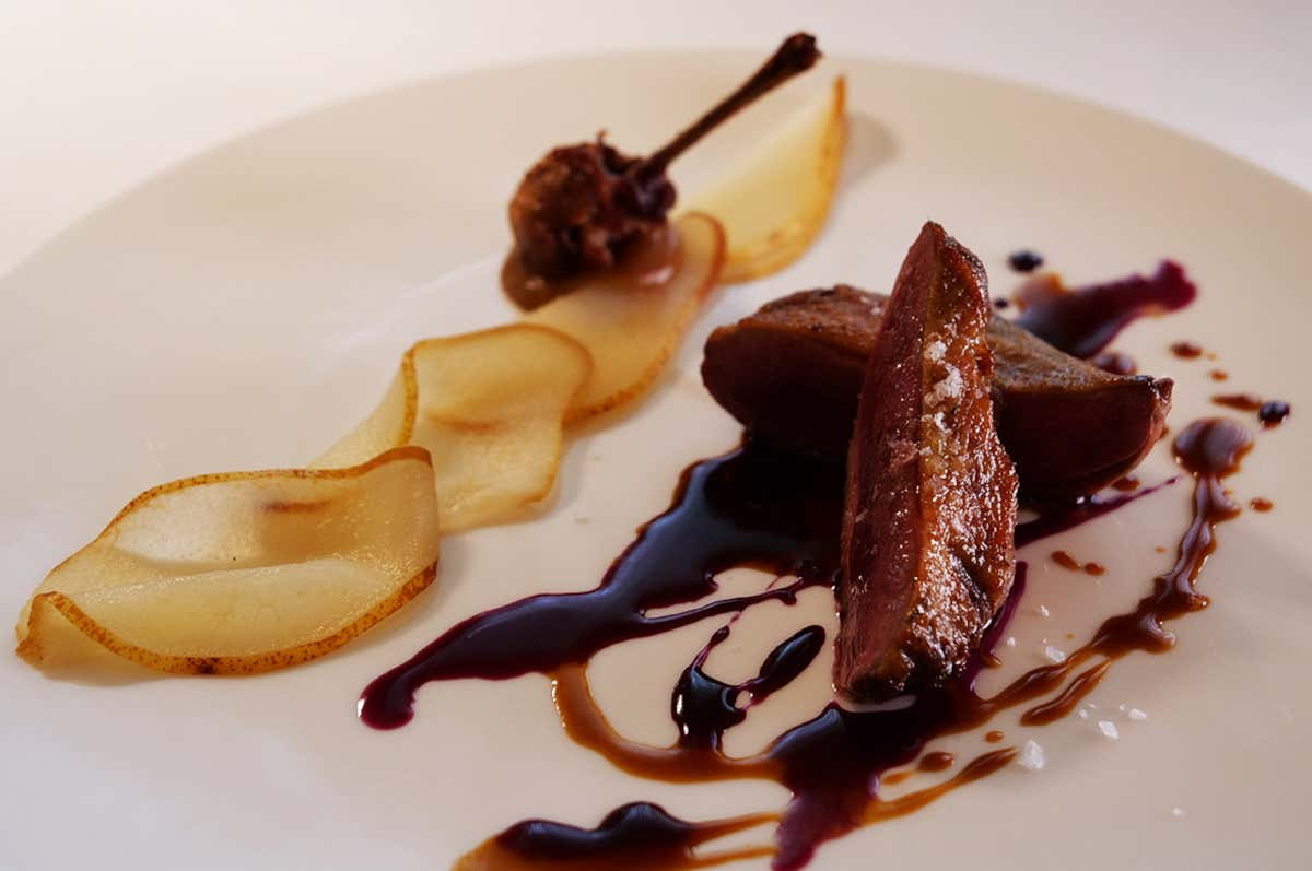 Piccione con pere e mosto di Barbera I Due Buoi si trasferisce in Villa sulle colline del Monferrato