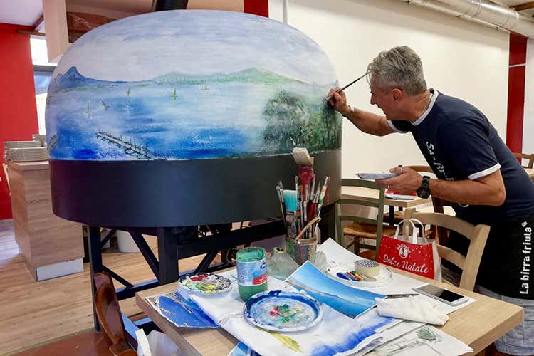 Il forno si trasforma in un’opera d’arte grazie all’intervento di un pittore che dipinge sulla volta del forno, come fosse una tela (I mille volti dei forni) Il forno si trasforma in un’opera d’arte grazie all’intervento di un pittore che dipinge sulla volta del forno, come fosse una tela (I mille volti dei forni)