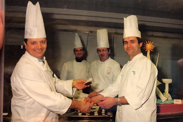 1995, Iginio Massari si complimenta con Alfonso Pepe per il suo ingresso in AMPI (I pasticceri italiani ricordano il Maestro Alfonso Pepe)