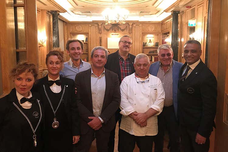 Augusto Tombolato al centro (I vini Fivi e la cucina di Tombolato Un assaggio del Mercato piacentino) Augusto Tombolato al centro (I vini Fivi e la cucina di Tombolato Un assaggio del Mercato piacentino)