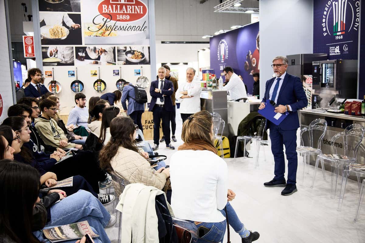 Federcuochi e Carlo Cracco a Host: novità e strategie per i giovani chef Federcuochi e Carlo Cracco a Host: novità e strategie per i giovani chef