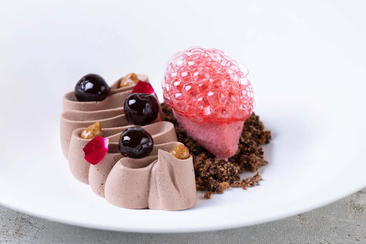 Seven Restaurant: Namelaka al cioccolato, nocciole, bolle di cacao all’amarena