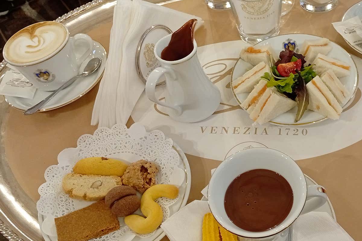 Venezia, il segreto del Caffè Florian: tra arte, letteratura e un espresso senza tempo Venezia, il segreto del Caffè Florian: tra arte, letteratura e un espresso senza tempo