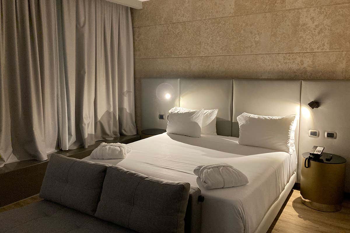 Una camera del rinnovato Nh De la gare dei Bologna Nh De la Gare Bologna, l’albergo delle suite Una camera del rinnovato Nh De la gare dei Bologna Nh De la Gare Bologna, l’albergo delle suite