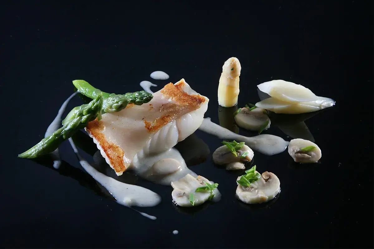 Rombo con asparagi, funghi bianchi e fumetto al Franciacorta Rombo con asparagi, funghi bianchi e fumetto al Franciacorta