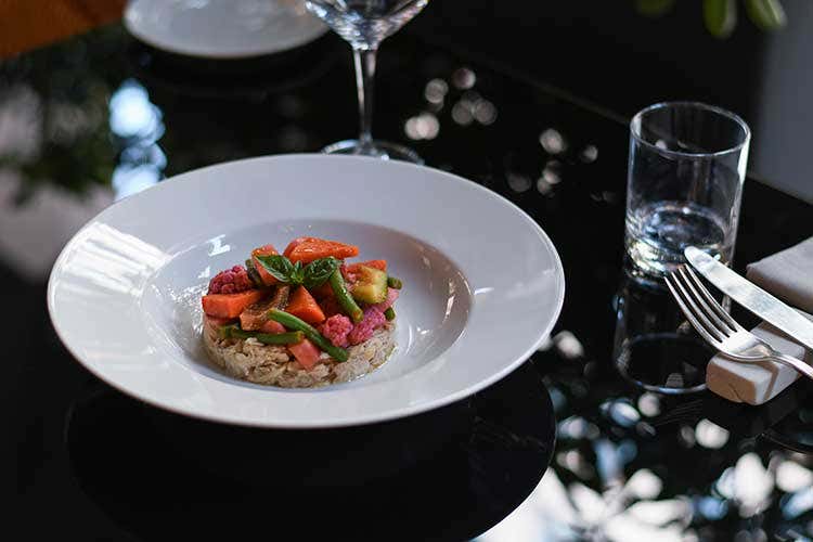 Tonno di galletto con giardiniera di verdure (Credits: Benedetta Bassanelli) Le due facce culinarie del Vizio sulla stessa tavola: niente fusion, solo contaminazioni