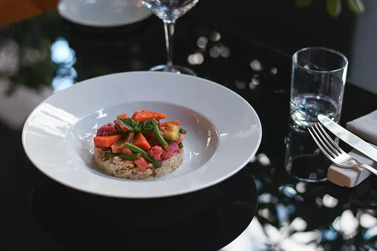 Tonno di galletto con giardiniera di verdure (Credits: Benedetta Bassanelli) Le due facce culinarie del Vizio sulla stessa tavola: niente fusion, solo contaminazioni