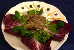 Lasagnette croccanti alla crema di gongorzola. mouse di radicchio e croccante di noci di sorrento