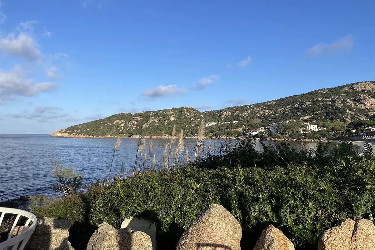 Direttamente sul mare Somu, a Baja Sardinia aperti in inverno: il coraggio vale la stella