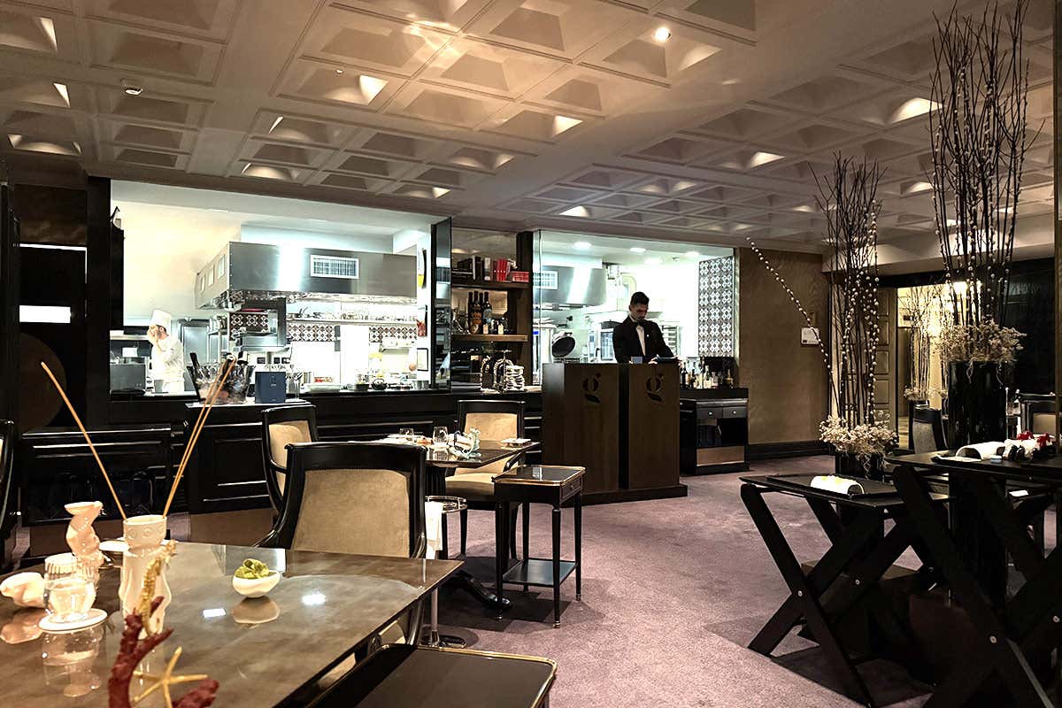 Dettaglio della sala del ristorante George dell'Hotel Parker's di Napoli