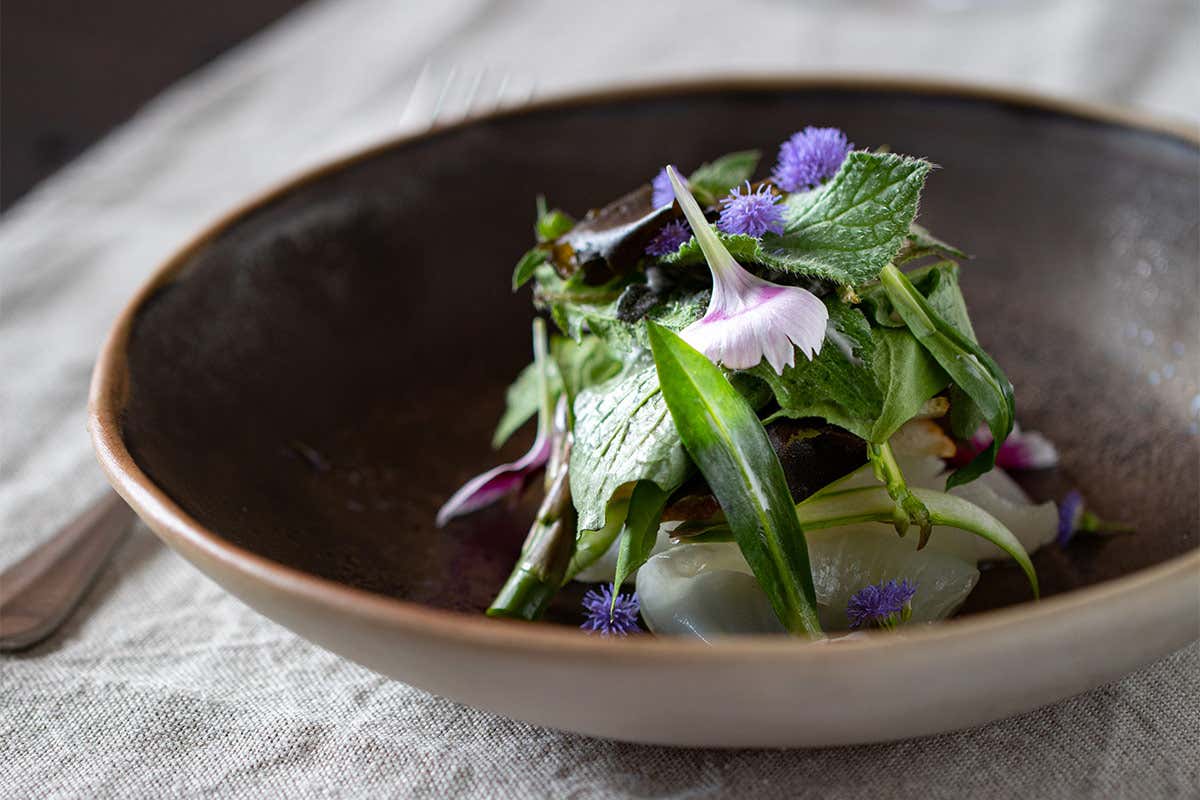 Cipolla piattina di Andezeno con asparagi di Santena, brassicaceae affumicate, burro ai fiori e cialda di pane Cipolla piattina di Andezeno con asparagi e brassicaceae