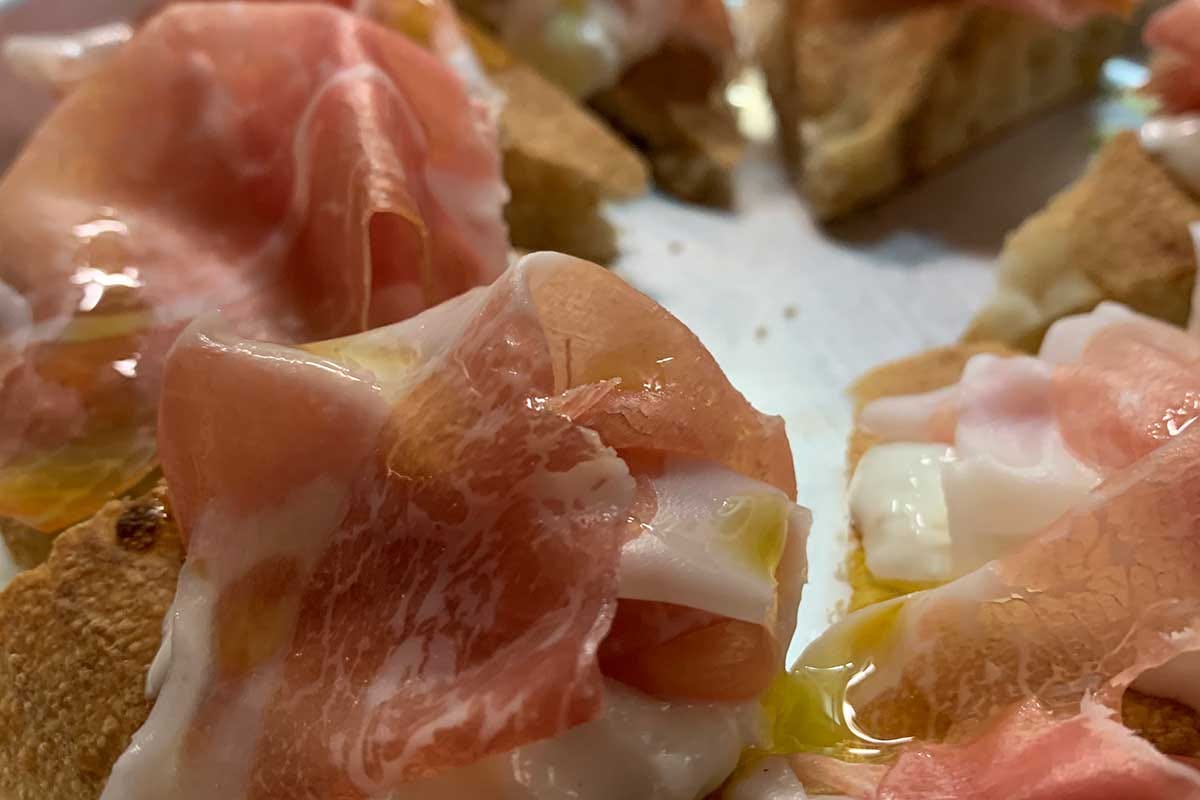 Focaccia con crudo e stracciatella Pizza e cocktail: il food pairing secondo Dry Milano