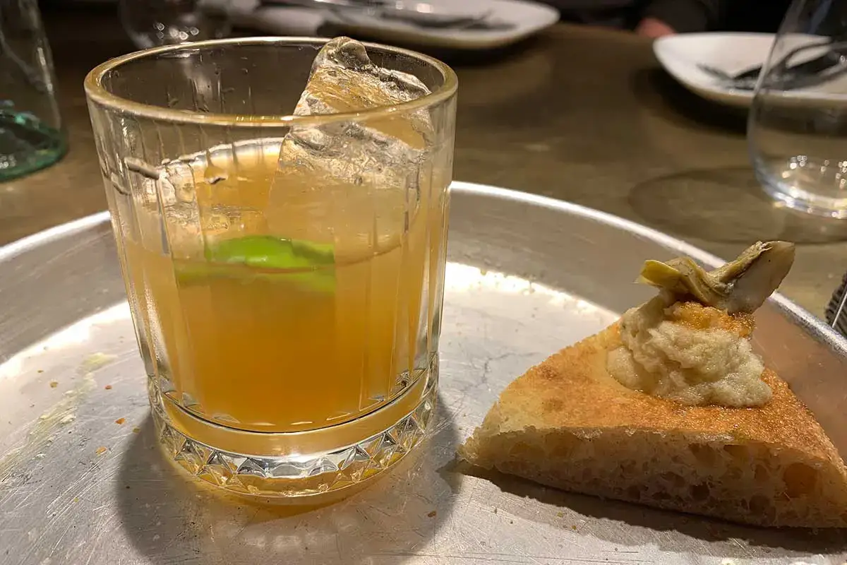Focaccia con baccal&agrave; mantecato e carciofi arrostiti e drink a base vermouth Pizza e cocktail: il food pairing secondo Dry Milano