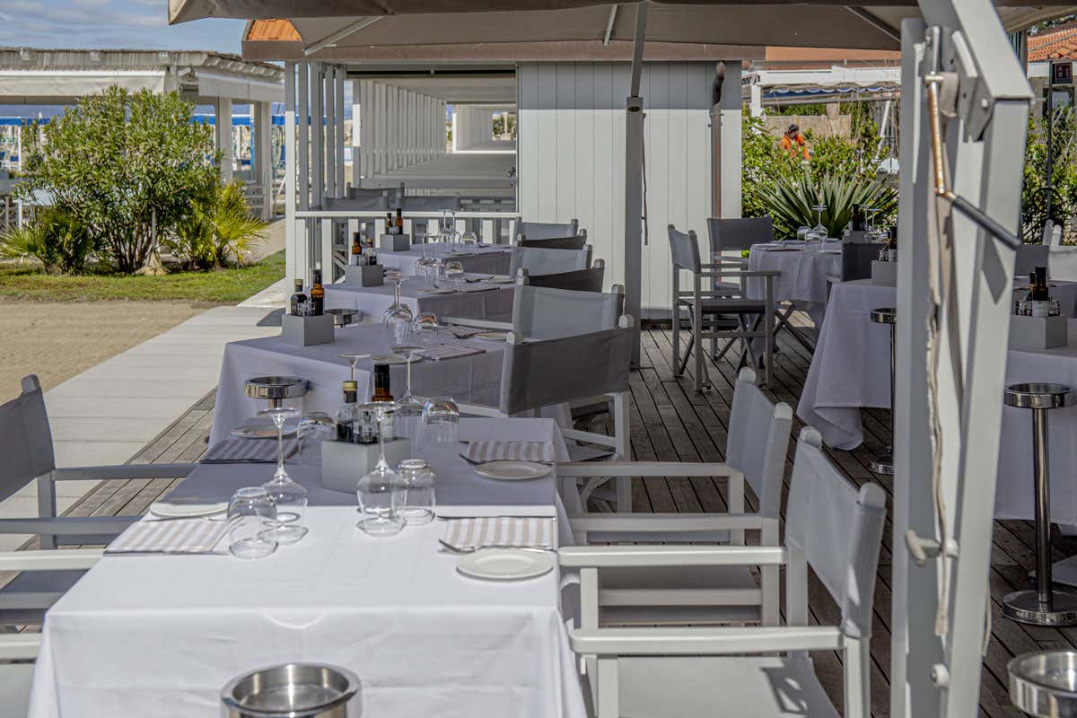 Un paradiso estivo: spiaggia, mare e cucina gourmet ai Bagni di Villa Grey