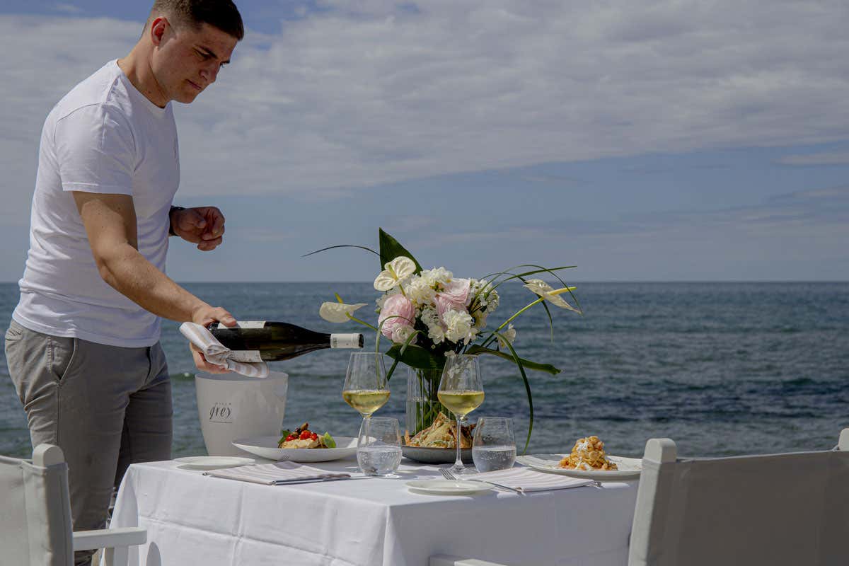 Un paradiso estivo: spiaggia, mare e cucina gourmet ai Bagni di Villa Grey