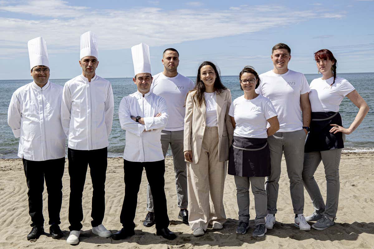 Un paradiso estivo: spiaggia, mare e cucina gourmet ai Bagni di Villa Grey Un paradiso estivo: spiaggia, mare e cucina gourmet ai Bagni di Villa Grey