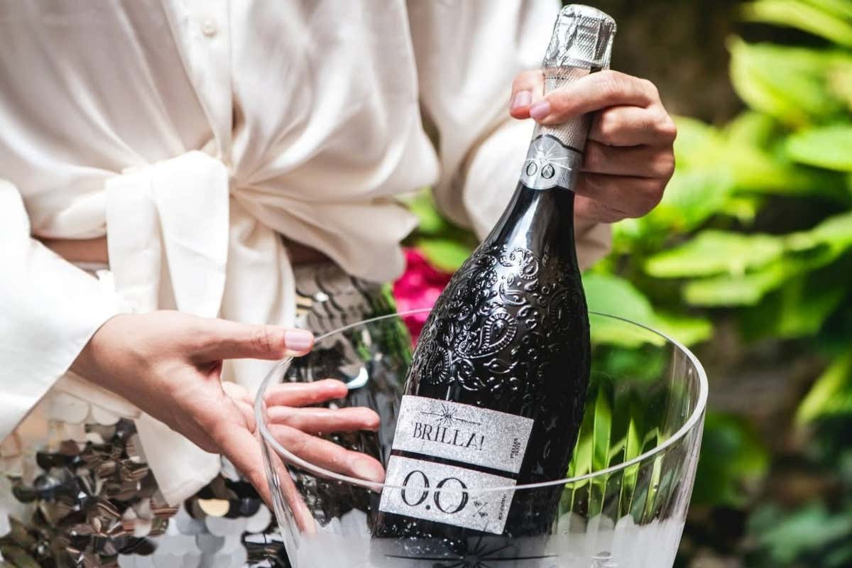 Brilla! presenta il suo primo Vino Spumante gassificato dealcolato Bianco Brilla! punta sul dealcolato: arriva il nuovo spumante bianco senza alcol Brilla! presenta il suo primo Vino Spumante gassificato dealcolato Bianco Brilla! punta sul dealcolato: arriva il nuovo spumante bianco senza alcol