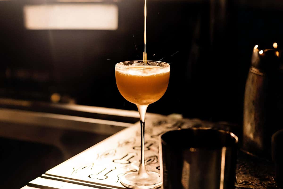 Dirty cambia pelle: nuova identità e drink list “burocratica” per il bar di Milano