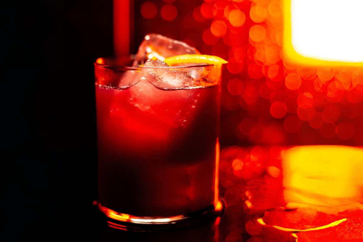 Dirty cambia pelle: nuova identità e drink list “burocratica” per il bar di Milano