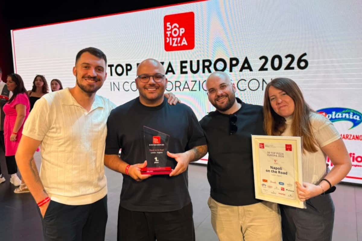 Michele Pascarella con il premio di miglior pizzeria d‘Europa 2026 al termine della cerimonia di 50 Top Pizza