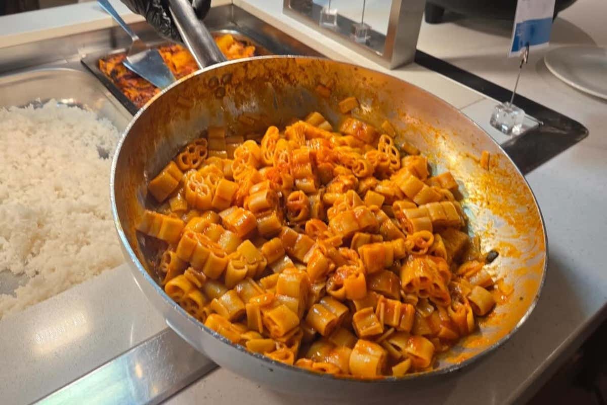 Milano-Cortina, nei Villaggi olimpici si mangia la pasta a cinque cerchi