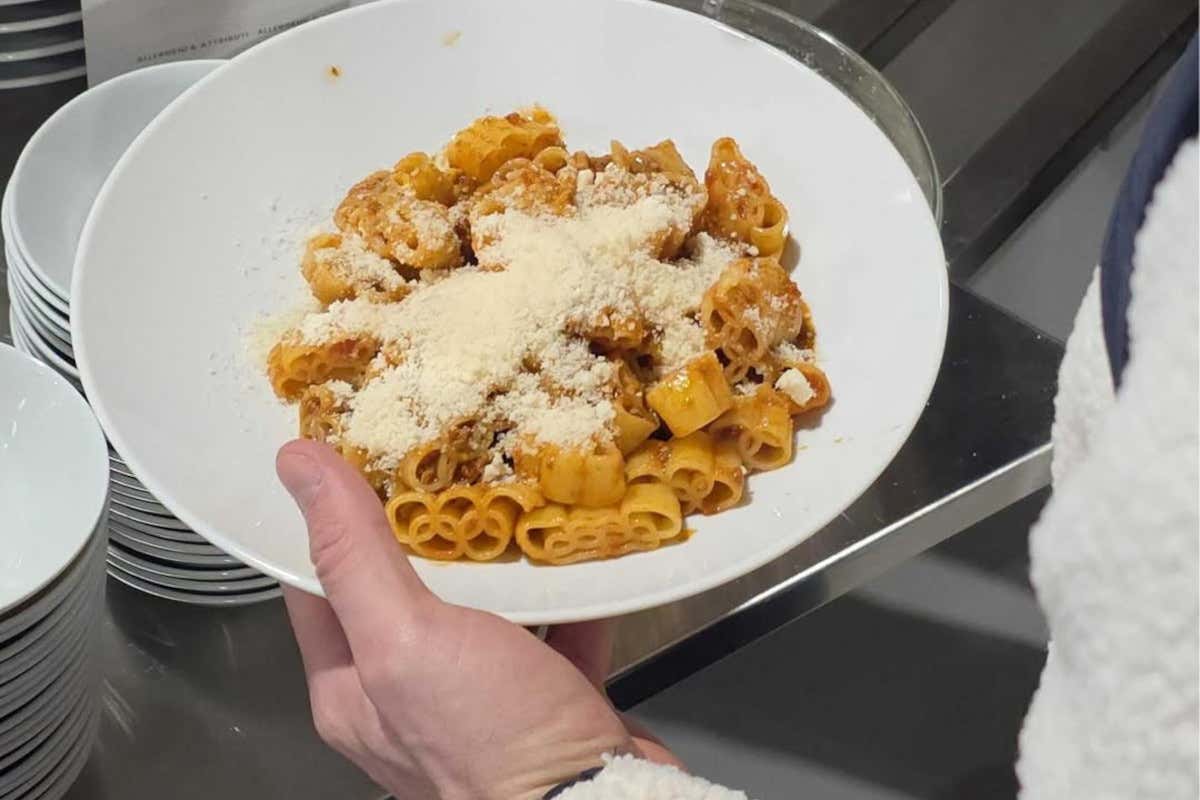 Milano-Cortina, nei Villaggi olimpici si mangia la pasta a cinque cerchi