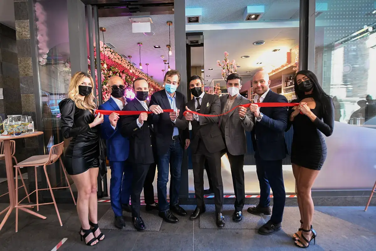 Il taglio del nastro Iannone accelera nella ristorazione Ecco il Passion Caf&egrave; di Lugano