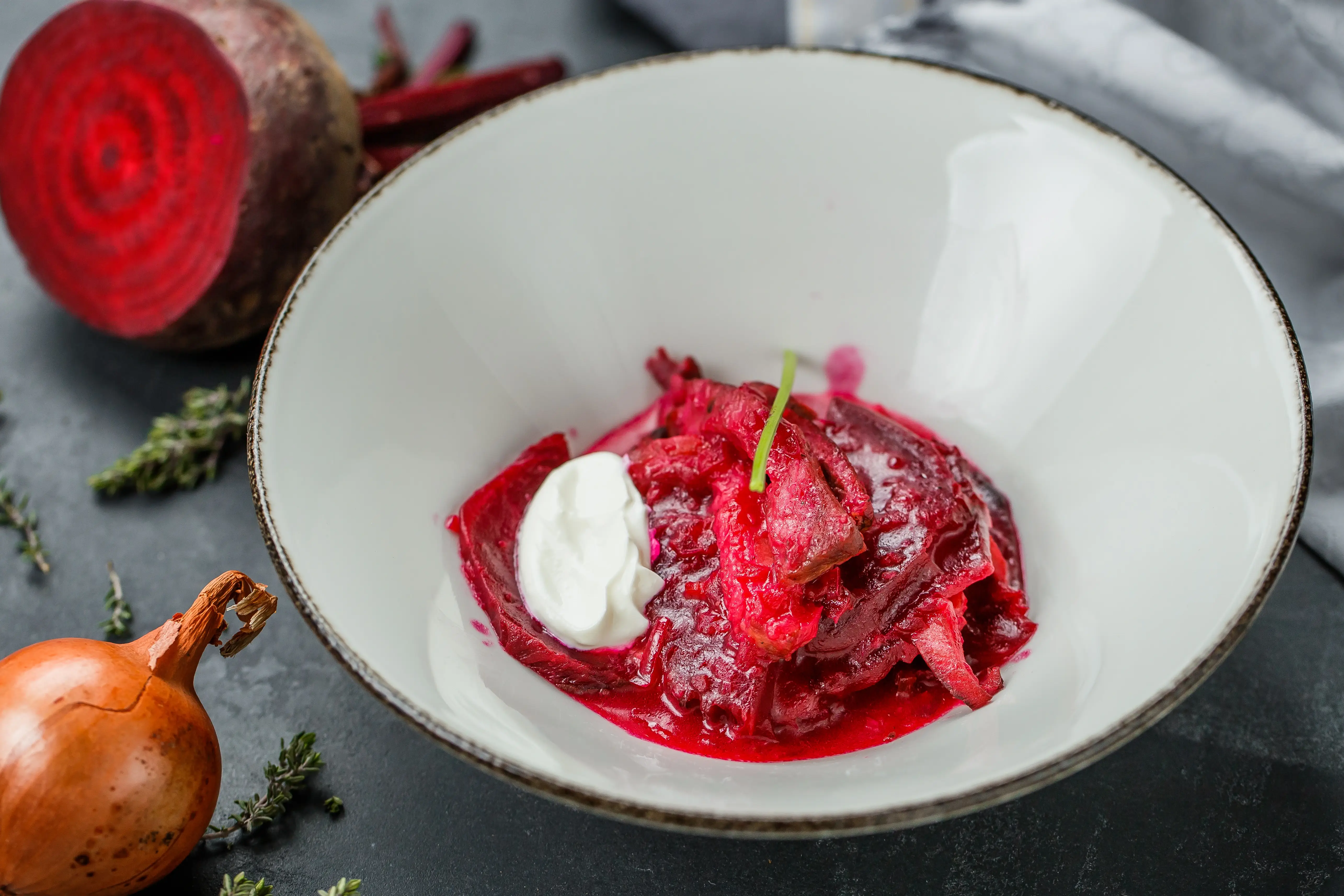 Borshch ucraino rosso con costine di maiale