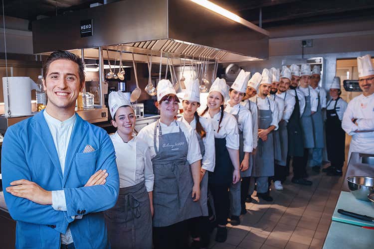Gabriele Bianchi con la brigata di cucina (Ifse punta su una Sala giovane Via al corso con Gabriele Bianchi)