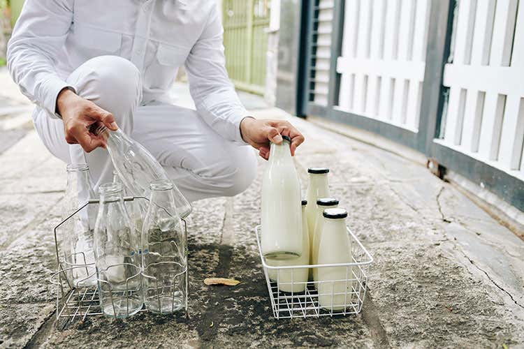 C'è il ritorno al "modello lattaio" nel tentativo di risparmiare materiali e ridurre gli sprechi - Il Design Distancing al ristorante Si mangerà sotto cupole geodetiche