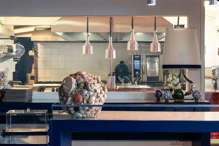 La cucina a vista del ristorante roof garden del Grand hotel Principe di Piemonte Ambienti salubri certificati: primo in Italia il Grand hotel Principe di Piemonte