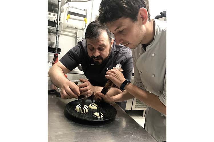 Lo chef Francesco Scaburri all'opera (Il Posto del cuore Drink e cucina a LabVeroAmore)