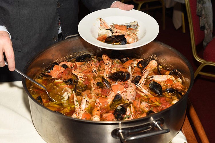 Niente pesce congelato: la ricetta prevede pescato dell'Adriatico centrale e l’utilizzo di prodotti e ingredienti locali - Il brodetto di Porto San GiorgioSerate a tema nei ristoranti