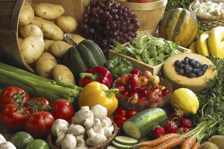 Il carrello degli Over 65 colpito dalla crisi Frutta e legumi al posto di carne e pesce