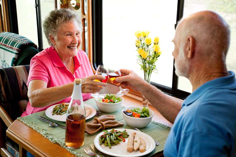 Il carrello degli Over 65 colpito dalla crisi Frutta e legumi al posto di carne e pesce