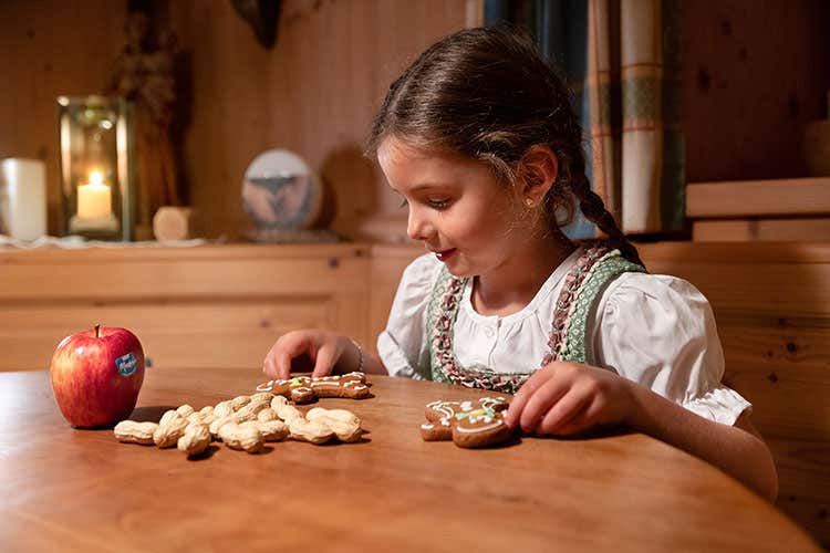 I bambini riceveranno comunque davanti alla porta di casa il loro sacchettino con caramelle, cioccolato, frutta e dolcetti - Il covid non ferma San Nikolaus In Alto Adige la tradizione continua I bambini riceveranno comunque davanti alla porta di casa il loro sacchettino con caramelle, cioccolato, frutta e dolcetti - Il covid non ferma San Nikolaus In Alto Adige la tradizione continua