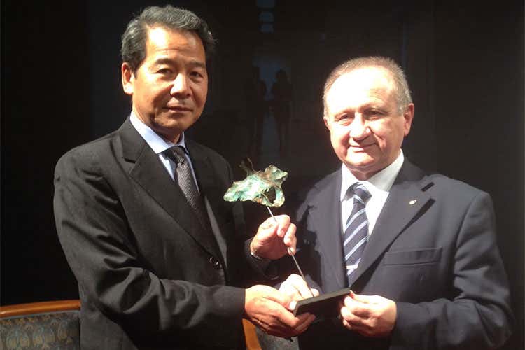 Il giapponese Shigeru Hayashi vince il premio letterario “Emozioni” 2016 Il giapponese Shigeru Hayashi vince il premio letterario “Emozioni” 2016
