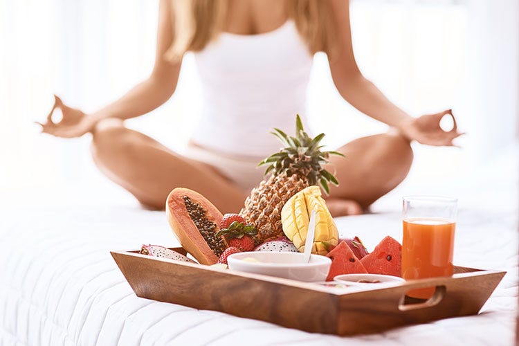 La pratica della meditazione può aiutare a vivere con maggiore consapevolezza anche il momento dei pasti - Il legame tra meditazione e cibo: che cos'è il Mindful Eating