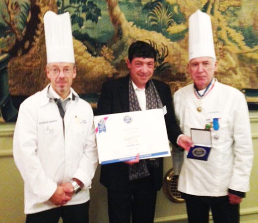Il maestro pasticcere Nicola Fiasconaro (al centro) fra gli chef giurati del Superior Taste Award Alain Clos e Michel Blanchet