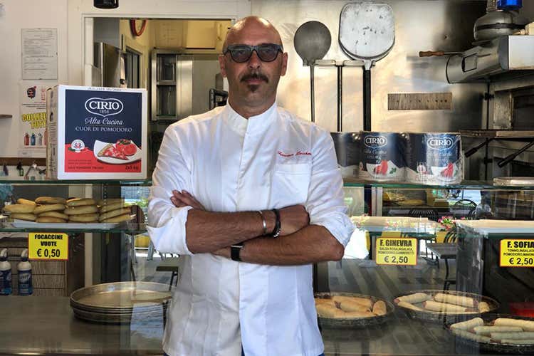 «Il pomodoro si deve vedere» L'idea-pizza di Francesco Lucchesi «Il pomodoro si deve vedere» L'idea-pizza di Francesco Lucchesi