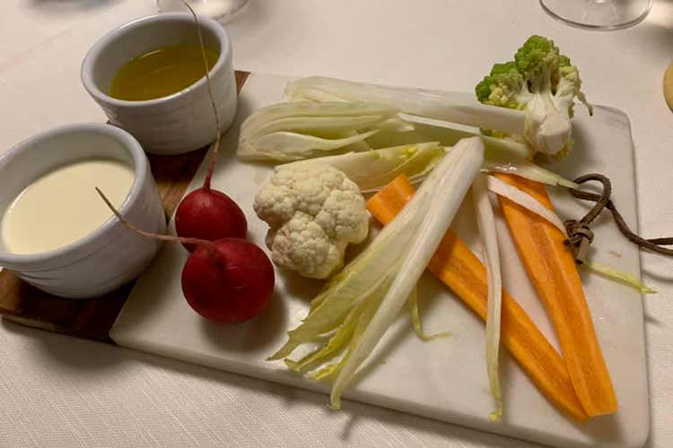 Pinzimonio accompagnato da una selezione di aceti (Il posto del cuore Ringiovanire a Il Brutto Anatroccolo)