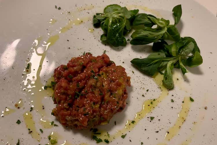 Tartare di manzo preparata al tavolo (Il posto del cuore Ringiovanire a Il Brutto Anatroccolo)