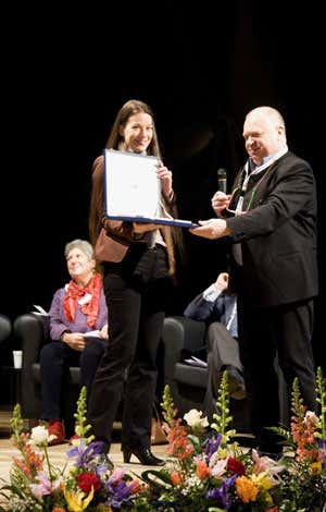 Il ritiro del premio Tunde Pecsvari e Allan Bay