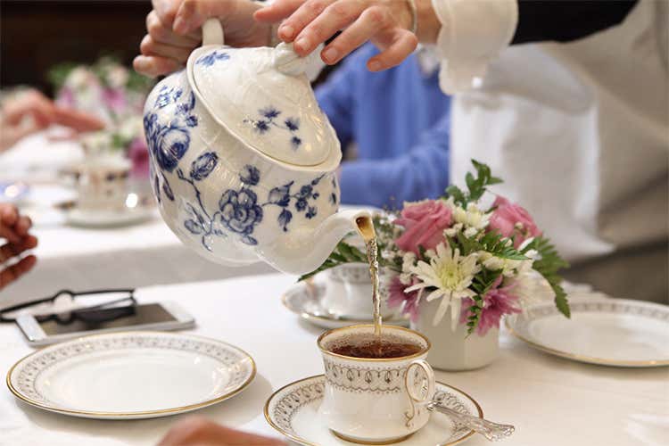 Il rito del tè all'inglese da Babingtons Tradizione a piazza di Spagna dal 1893 Il rito del tè all'inglese da Babingtons Tradizione a piazza di Spagna dal 1893