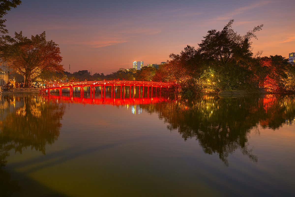 Il lago Hoan Kiem, il cuore emotivo della città